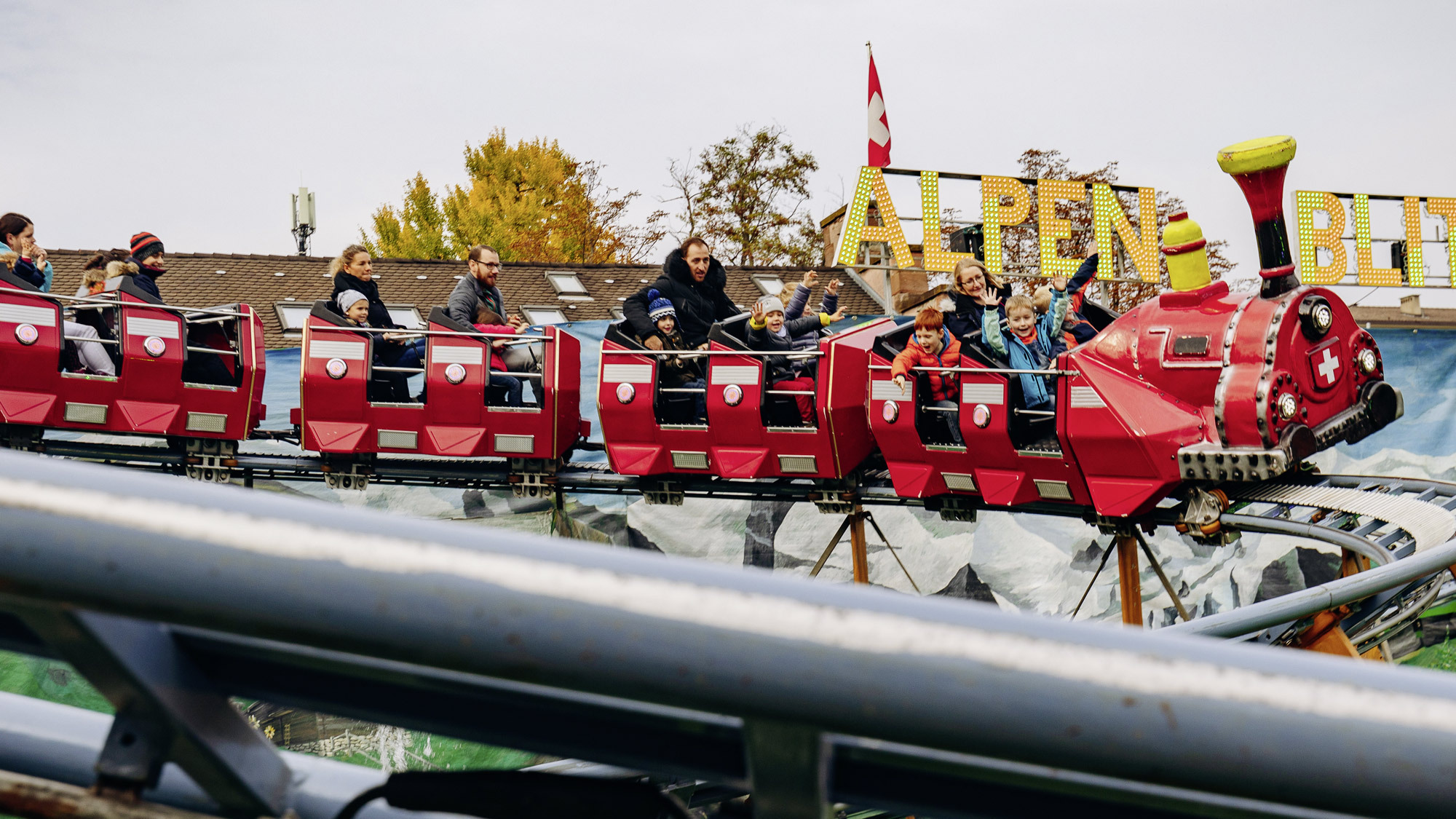 Achterbahn: Du bist auf einer Achterbahn. Wer fährt mit dir zusammen? Was passiert unterwegs?