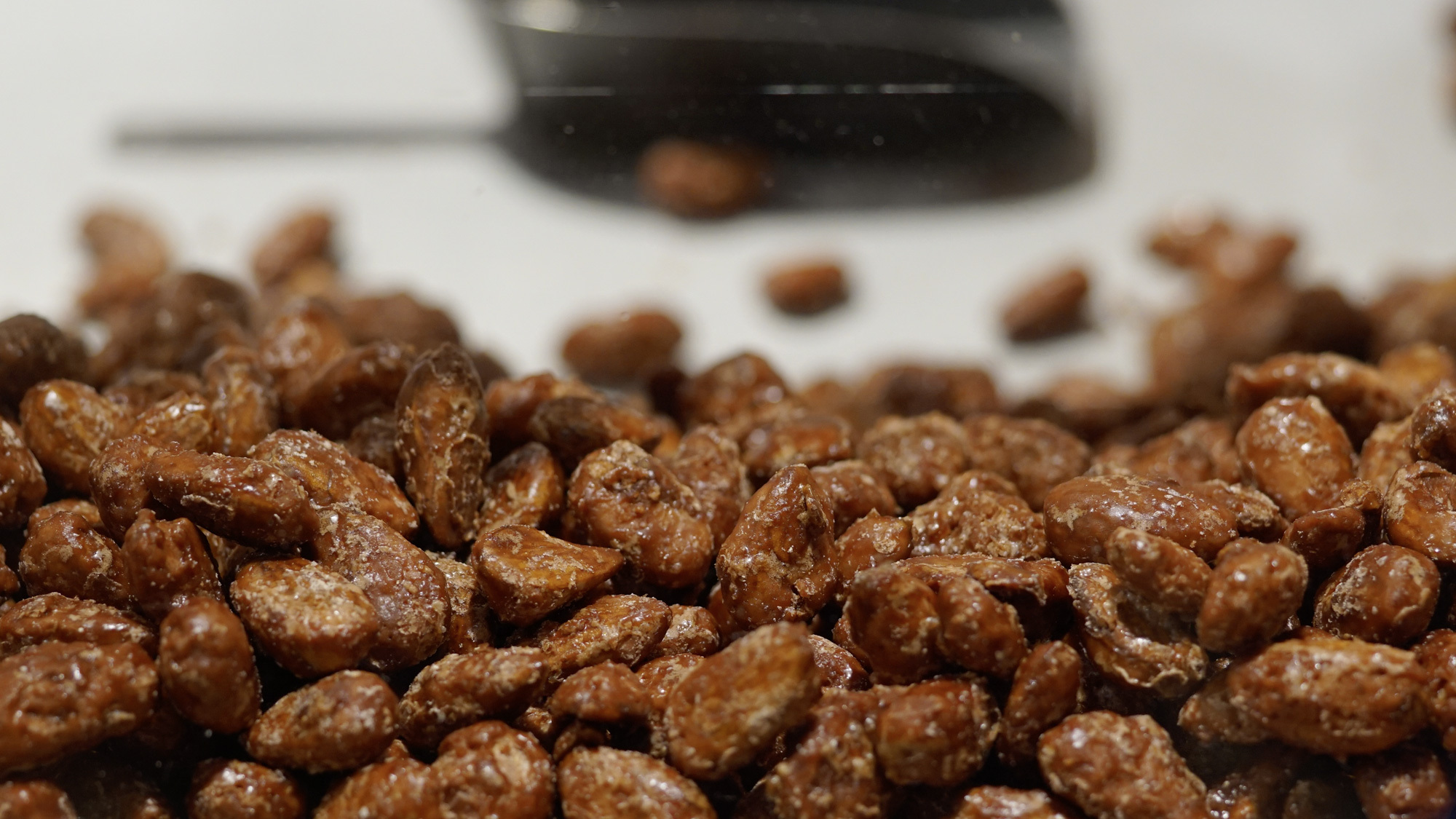 Brennti Mandle sind klebrig. Lasst uns ein Güggli basteln!