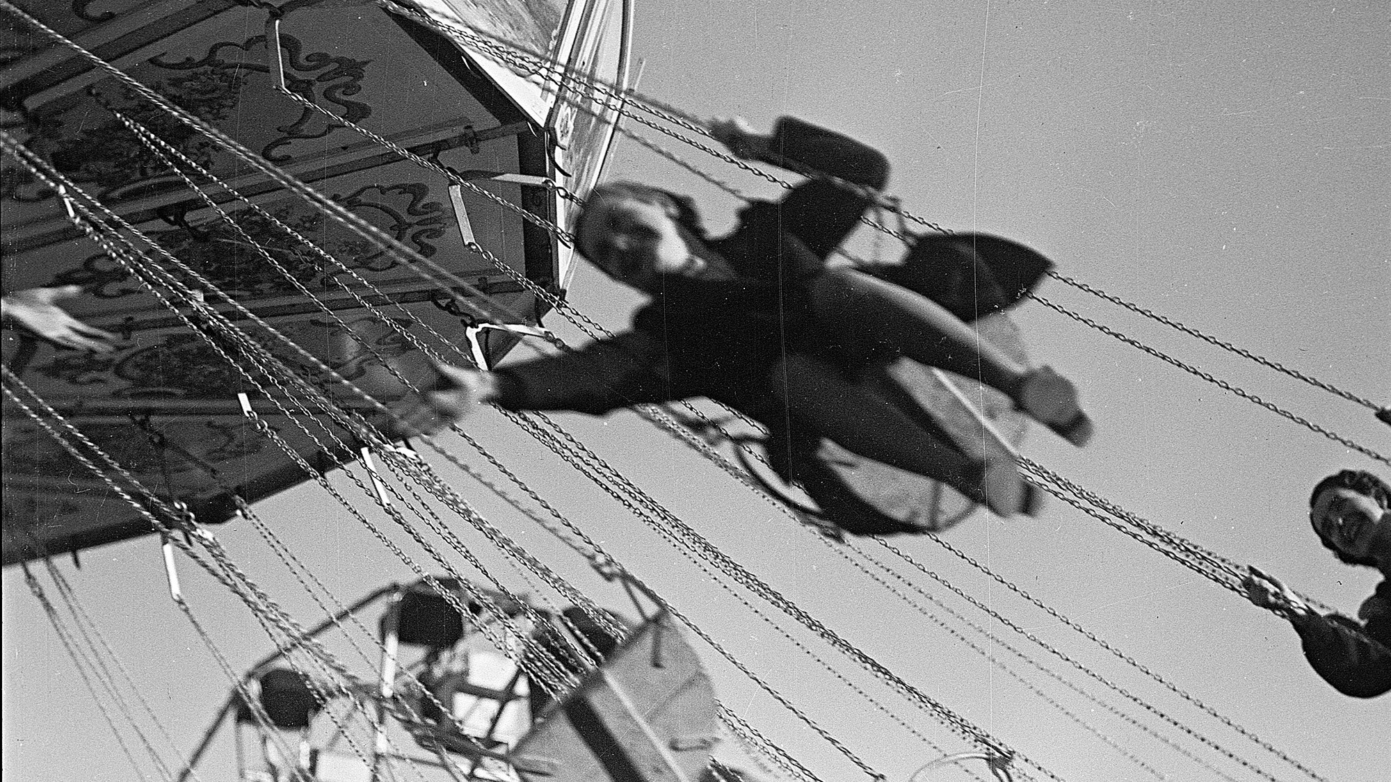 Messeplatz, 1939: Vor bereits über 80 Jahren gab es an der Herbstmesse ein Kettenkarussell. Staatsarchiv Basel-Stadt, NEG 21036.