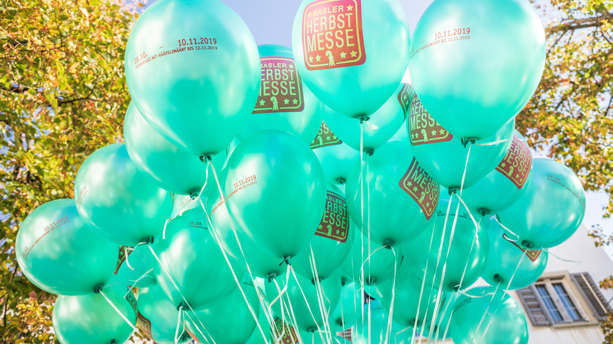Wer behält seinen Luftballon? Findet es heraus!