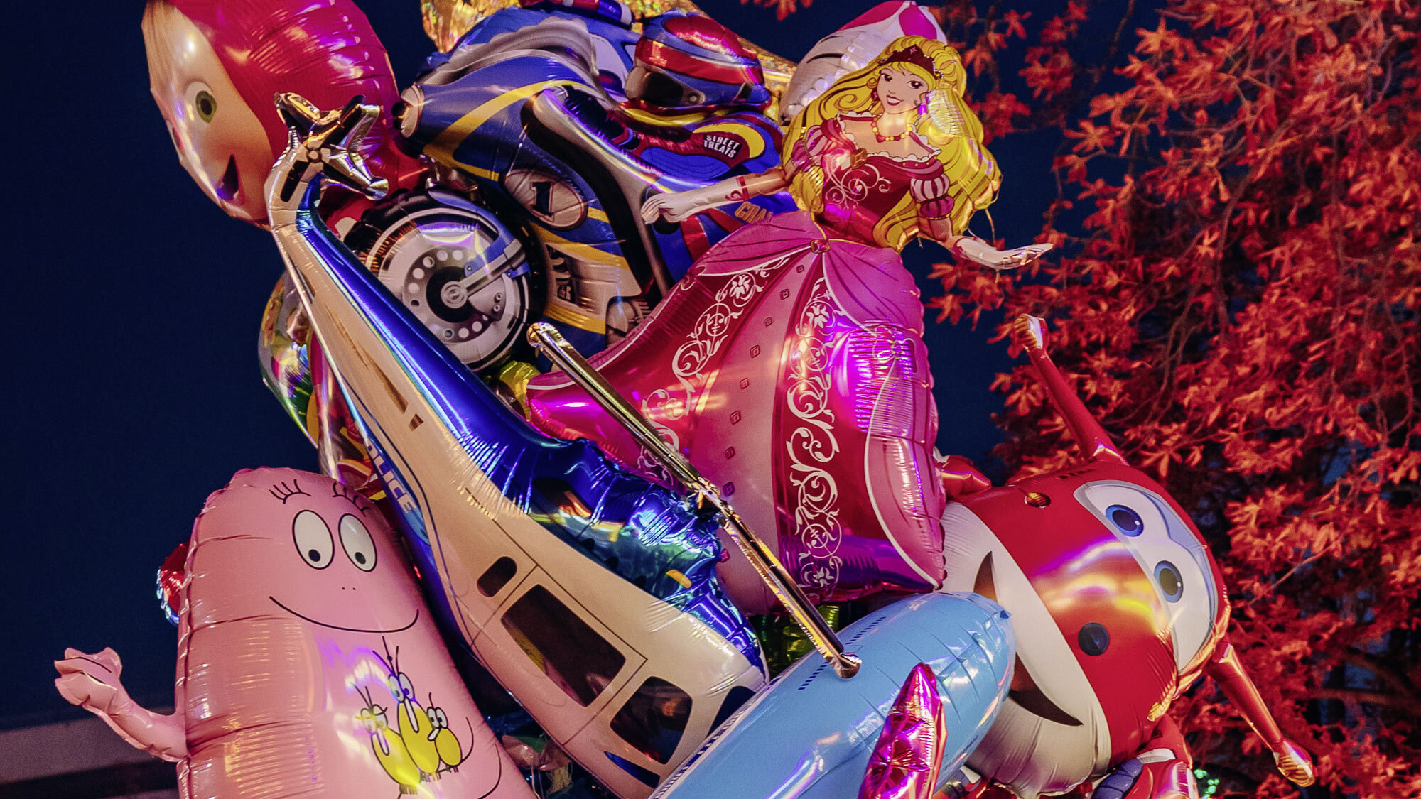 Luftballon: Du bist ein Luftballon an einem Stand der Herbstmesse. Wie siehst du aus? Was erlebst du?