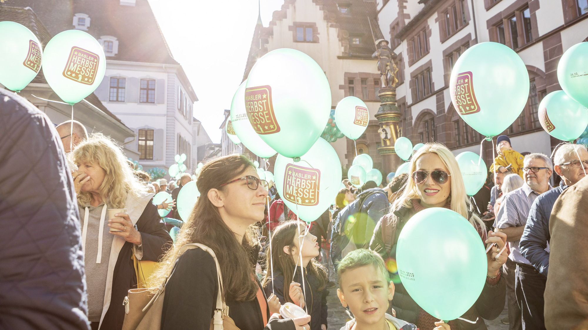 Schaulustige verfolgen das Spektakel auf dem Martinskichplatz.