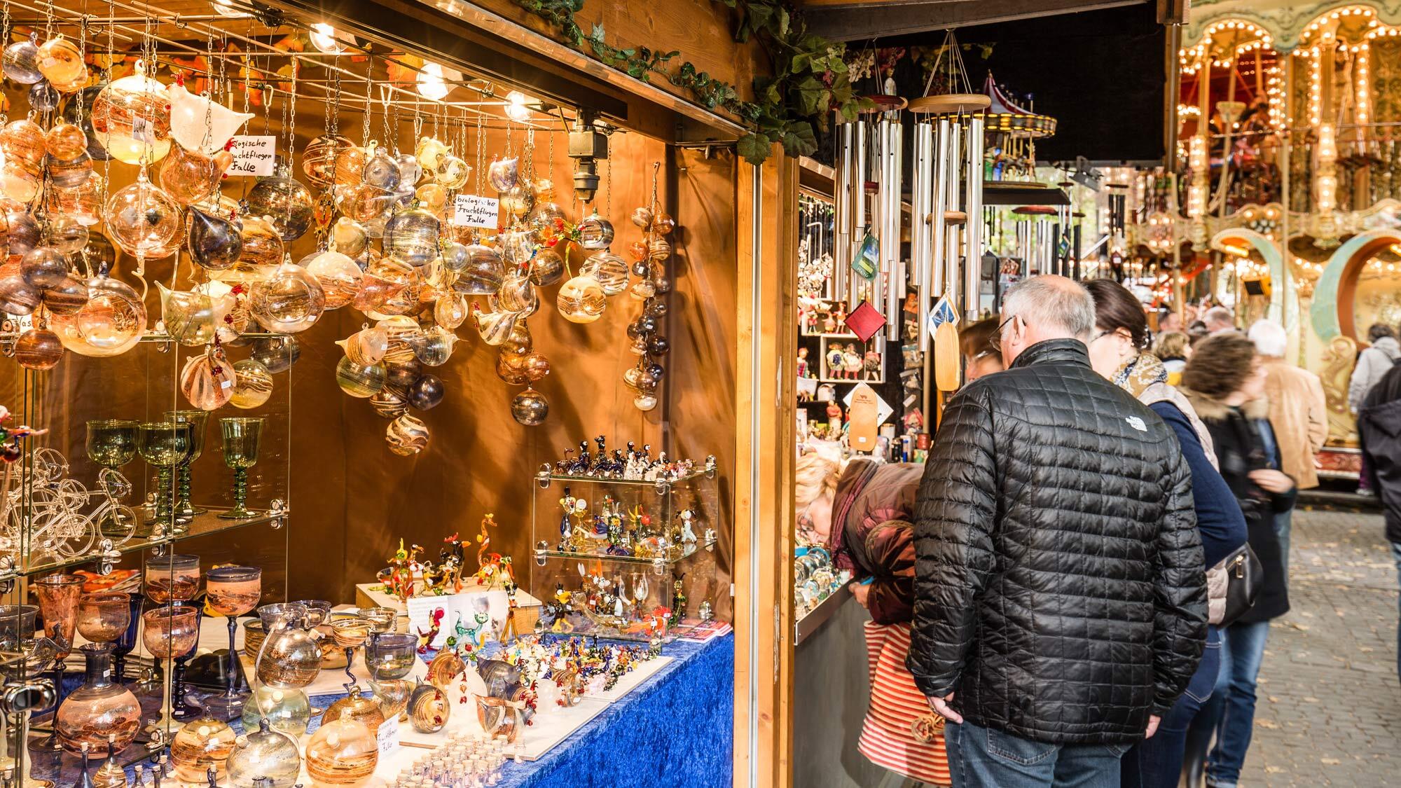 Auch Weihnachtsdeko wird verkauft.