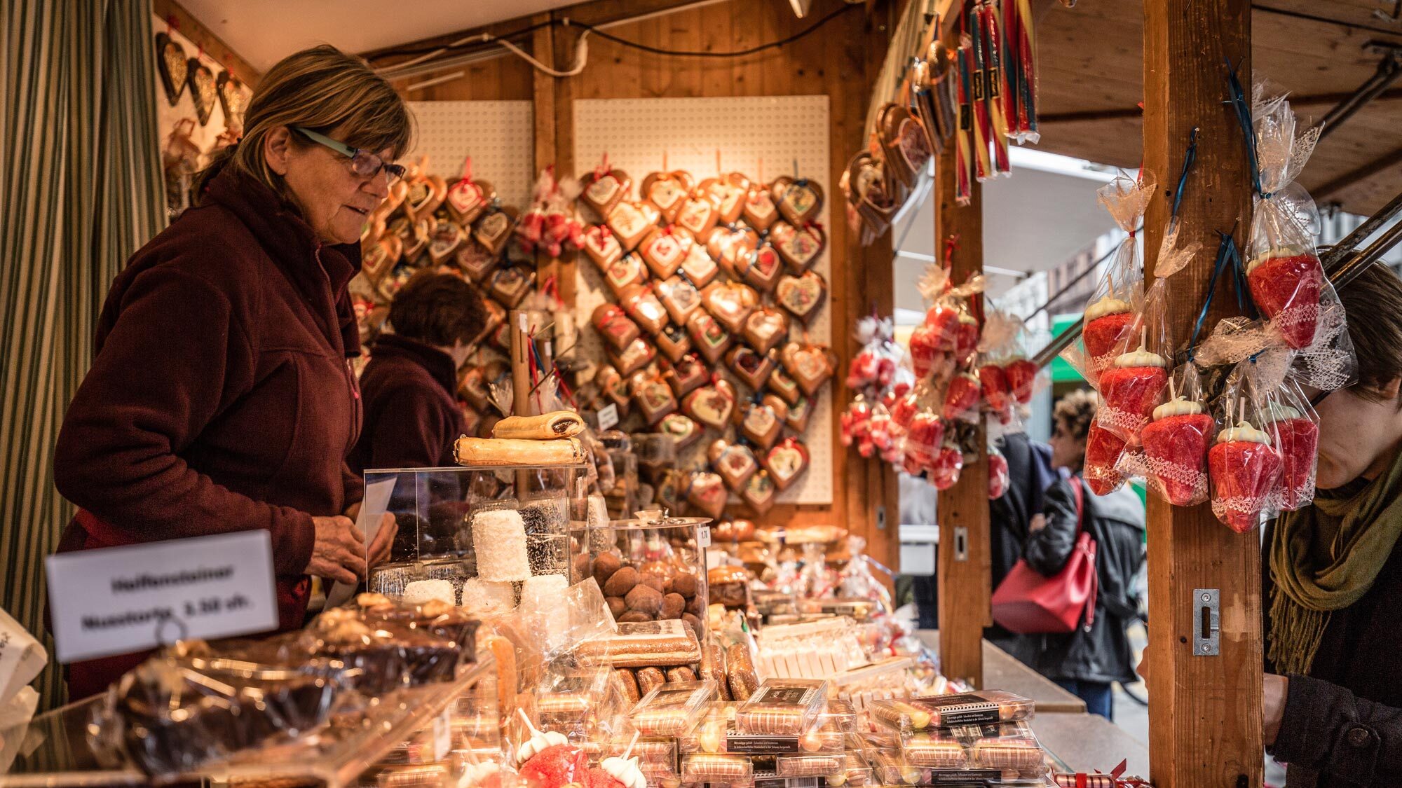 An der Messe wird viel Süsses verkauft.