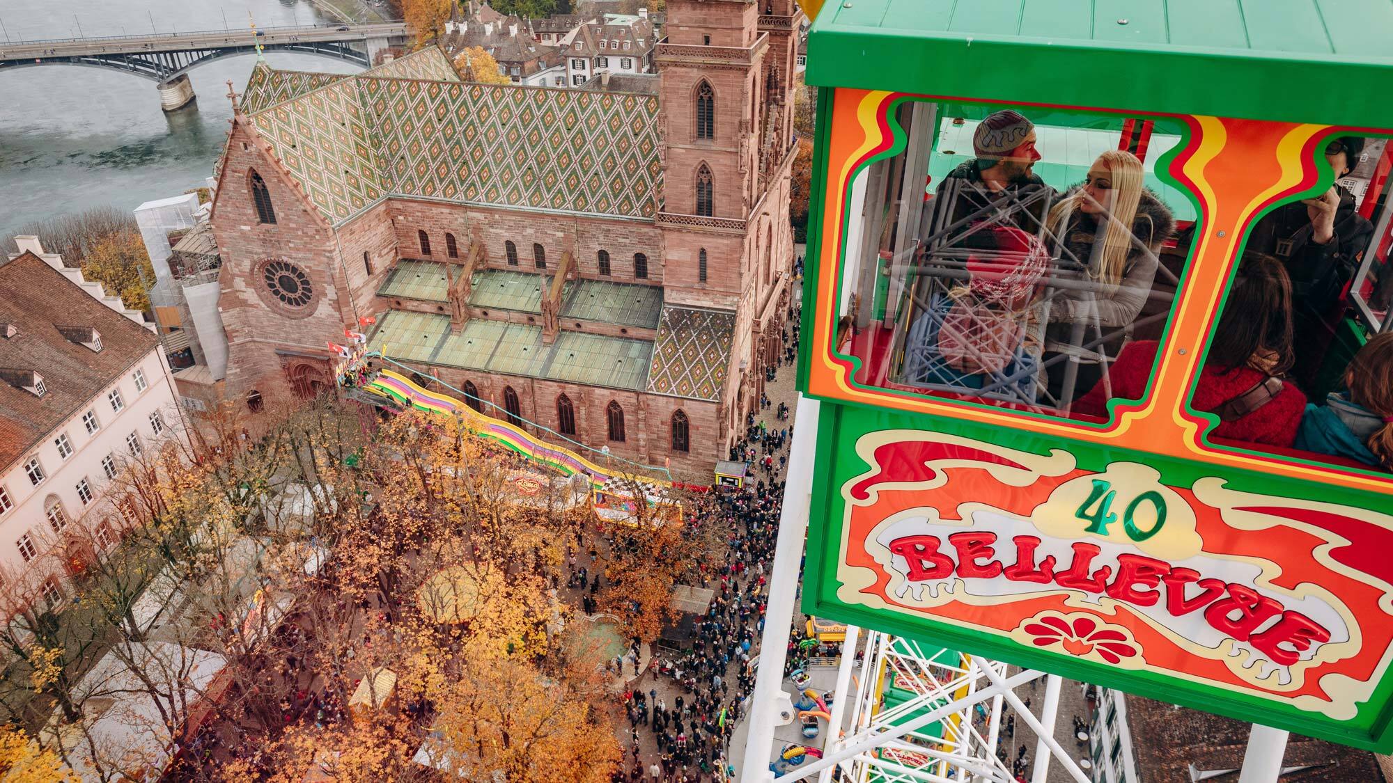 Vom Riesenrad aus blickt man über die ganze Stadt. Was könnt ihr erkennen?