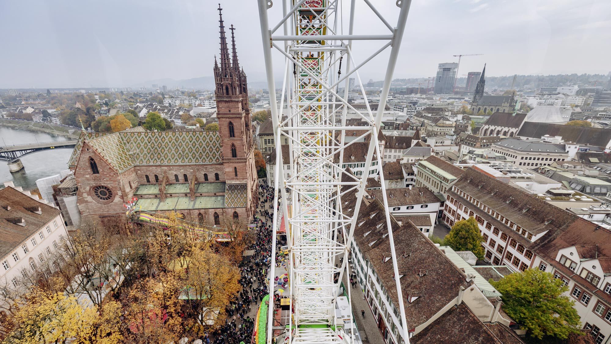 Riesenrad: Du befindest dich auf dem Riesenrad. Plötzlich entdeckst du etwas von oben. Was siehst du?