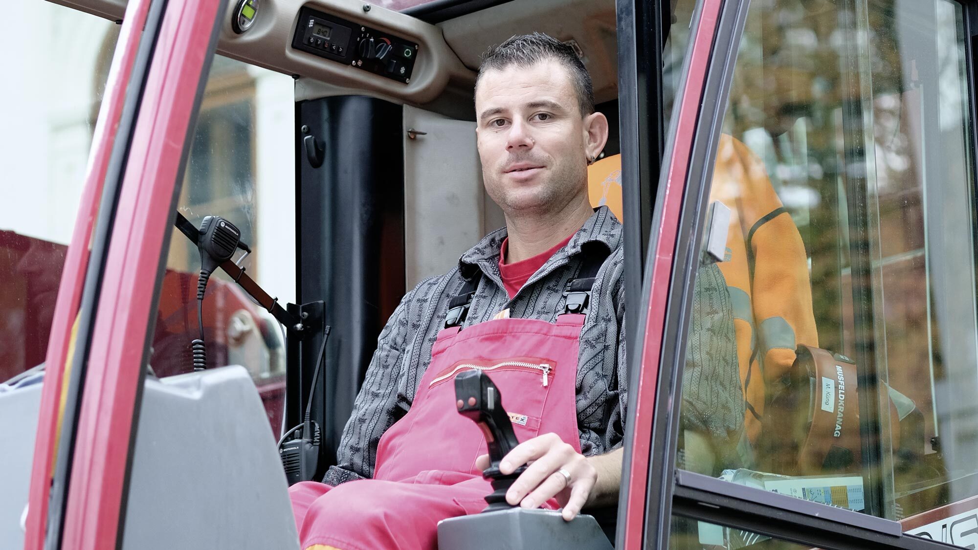 Die Bauarbeiter kümmern sich um den Bau von Bahnen und Messeständen. © Christian Lienhard, Basel.