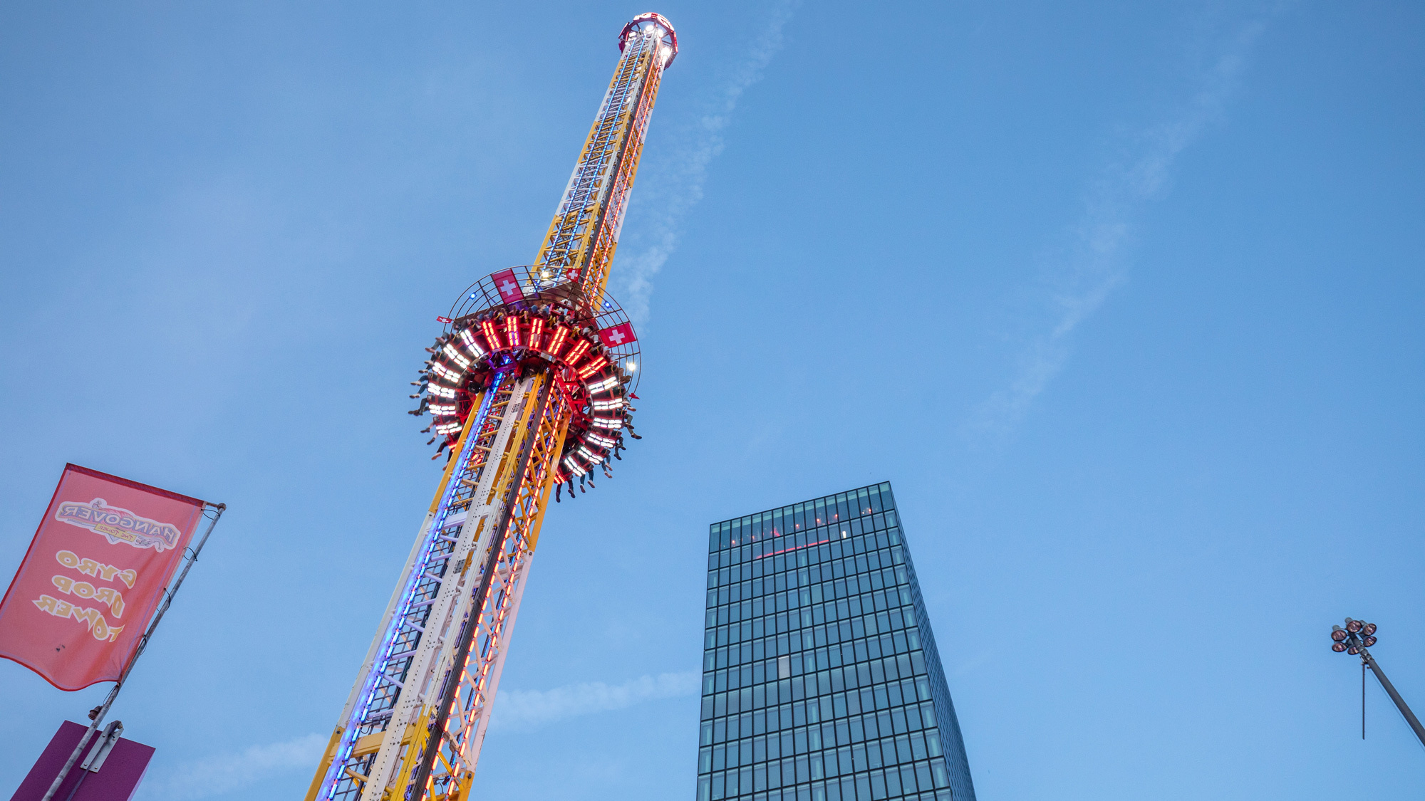 Free Fall Tower «Hangover» am Messeplatz.