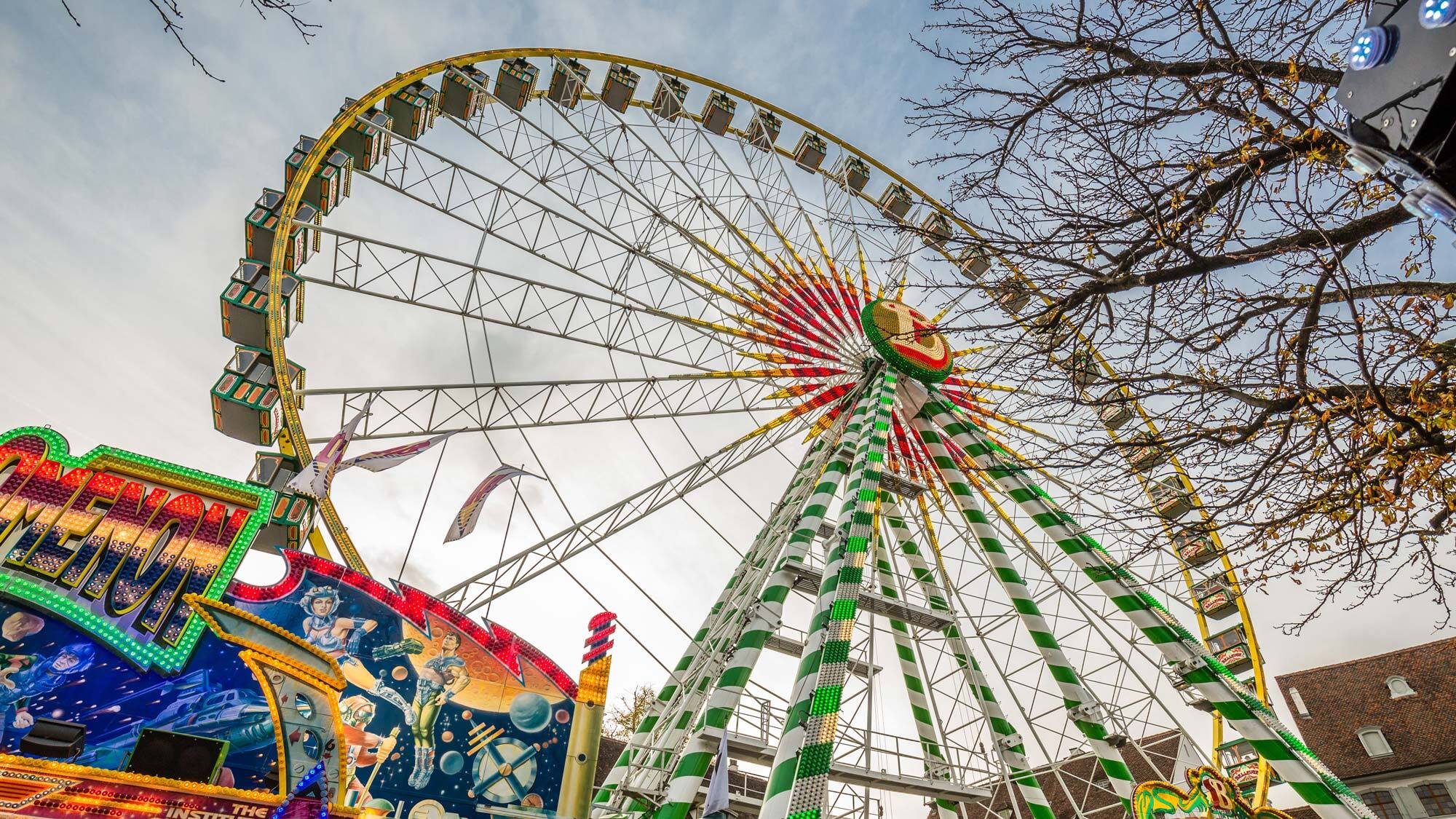 Richtig gross! Das Riesenrad bringt dich hoch hinauf.