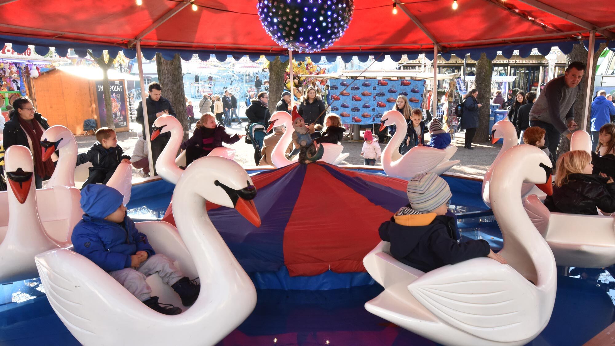 Sanft und gemütlich: das Schwanenkarussell auf dem Münsterplatz